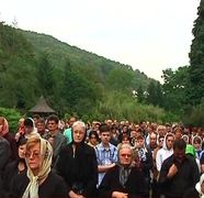Copii si batrani, incercati de boli grele s-au adunat ca sa-si caute salvarea la Manastirea Prislop!